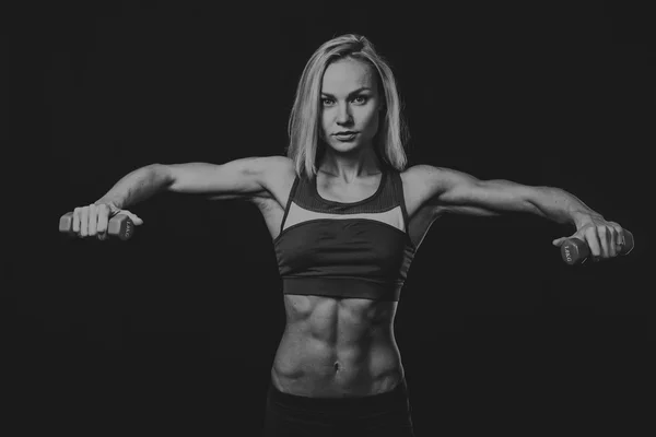 Chica entrenada sobre un fondo negro —  Fotos de Stock