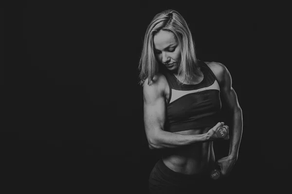 Chica entrenada sobre un fondo negro — Foto de Stock