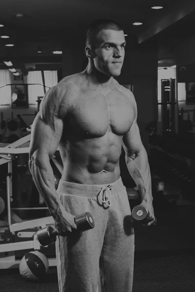 Un hombre entrenado en un gimnasio —  Fotos de Stock