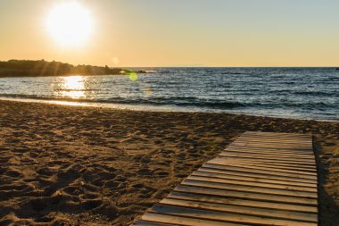 Güzel otel kıyısında günbatımı deniz