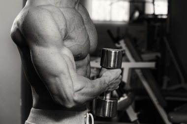 Erkek vücut geliştirmeci whit halter