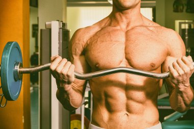 Pazı bir halter egzersiz olan bir adam