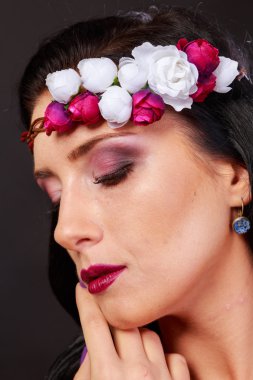 Hafif bir arka plan üzerinde kısa bir etek bir kız. Güzel ve genç birbayan. Güzel profesyonel makyaj.