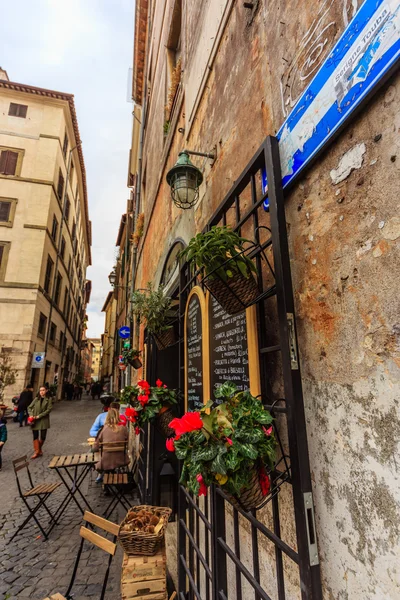 Paisaje romano. Hermosas calles de Roma — Foto de Stock