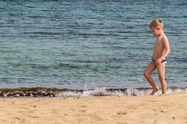 Ein Junge, der an der Küste spielt — Stockfoto