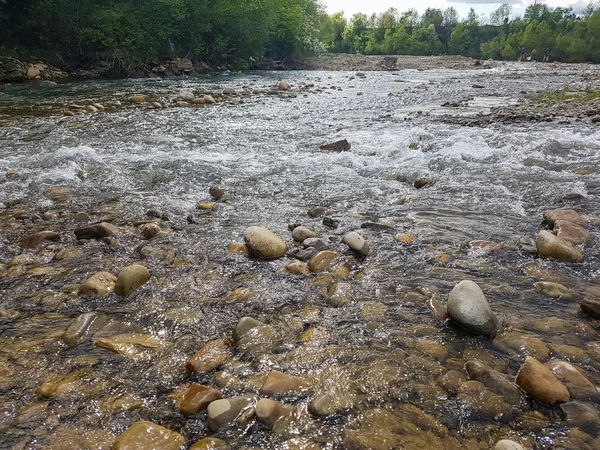 Όμορφο ορεινό ποτάμι. Οι πέτρες σε πρώτο πλάνο — Φωτογραφία Αρχείου