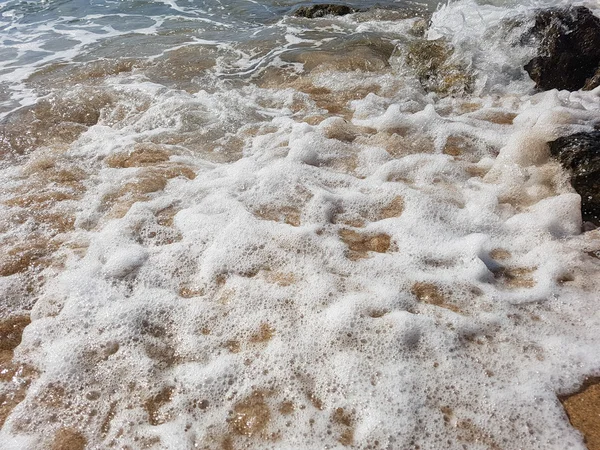 海泡、波、砂。夏の残り — ストック写真
