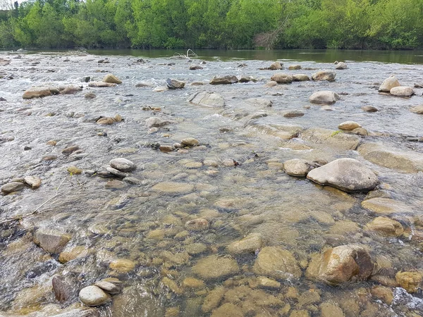 Hermoso río de montaña. Las piedras en primer plano — Foto de Stock