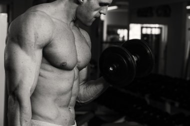 Erkek vücut geliştirmeci whit halter