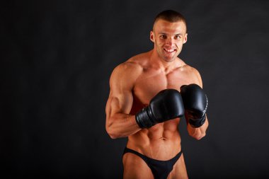 Siyah boks eldiven bodybuilder