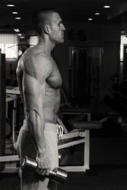 Erkek vücut geliştirmeci whit halter