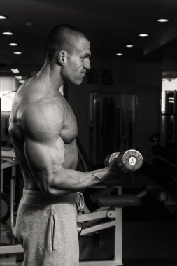 Erkek vücut geliştirmeci whit halter