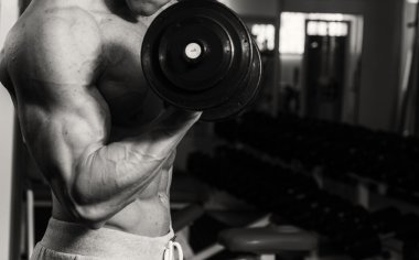 Erkek vücut geliştirmeci whit halter