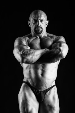 Siyah üzerine poz vücut geliştirmeci