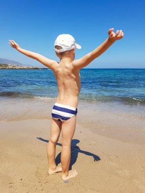 Şirin bebek çocuk plaj oyuncakları ile oynarken