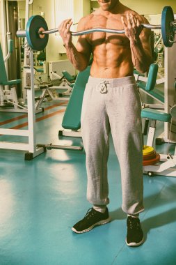 Pazı bir halter egzersiz olan bir adam