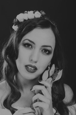Çelenk takmış güzel bir kızın siyah beyaz portresi