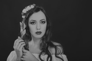 Çelenk takmış güzel bir kızın siyah beyaz portresi