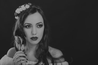 Çelenk takmış güzel bir kızın siyah beyaz portresi