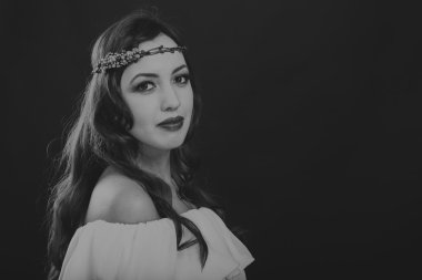 Çelenk takmış güzel bir kızın siyah beyaz portresi