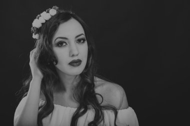 Çelenk takmış güzel bir kızın siyah beyaz portresi