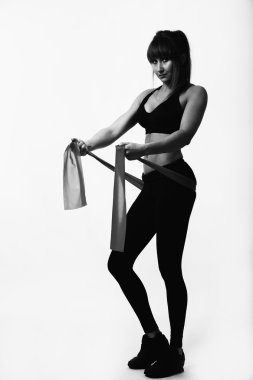 Siyah üzerine poz fitness kız