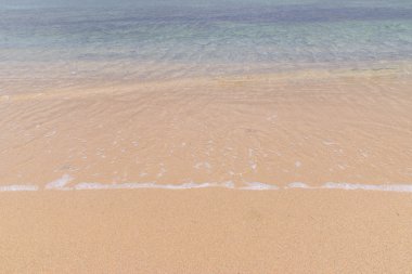 Deniz köpüğü, dalgalar, kum. Yaz dinlenme