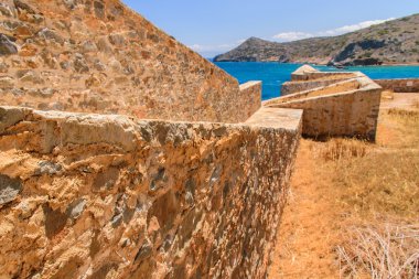 Muhteşem manzarası eşliğinde kalıntıları Spinalonga Island üzerinde