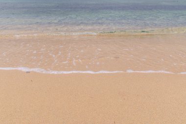 Deniz köpüğü, dalgalar, kum. Yaz dinlenme