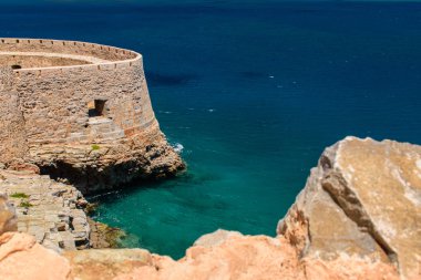 Muhteşem manzarası eşliğinde kalıntıları Spinalonga Island üzerinde