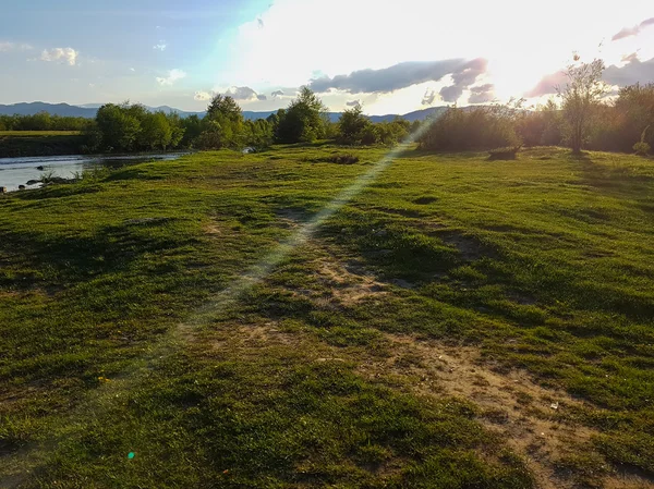 Paisagem montanhosa com rio ao pôr do sol — Fotografia de Stock