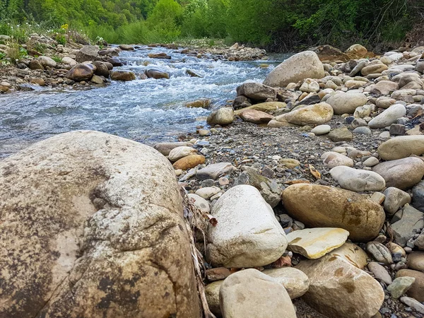 Красивая горная река. Камни на переднем плане — стоковое фото