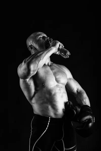 Bodybuilder posant sur noir — Photo