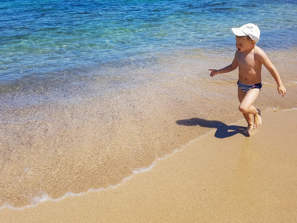 Carino bambino ragazzo giocare con spiaggia giocattoli — Foto Stock