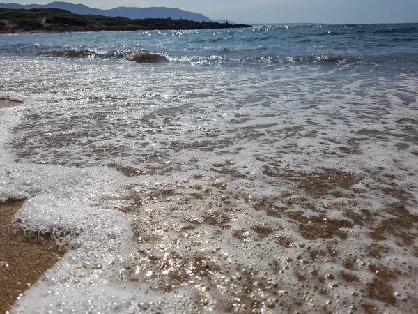 Τον αφρό της θάλασσας, κύματα, άμμο. Καλοκαιρινή ανάπαυση — Φωτογραφία Αρχείου