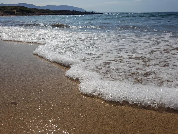 海泡、波、砂。夏の残り — ストック写真