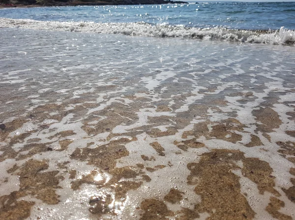 海泡、波、砂。夏の残り — ストック写真