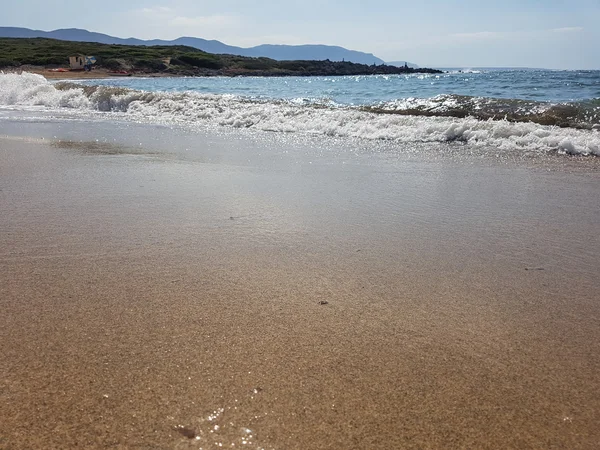 Τον αφρό της θάλασσας, κύματα, άμμο. Καλοκαιρινή ανάπαυση — Φωτογραφία Αρχείου