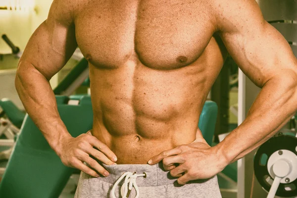 Een man met een oefening van de halter op de biceps — Stockfoto