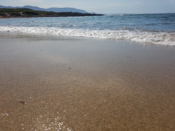 Havsskummet, vågor, sand. Sommaren resten — Stockfoto