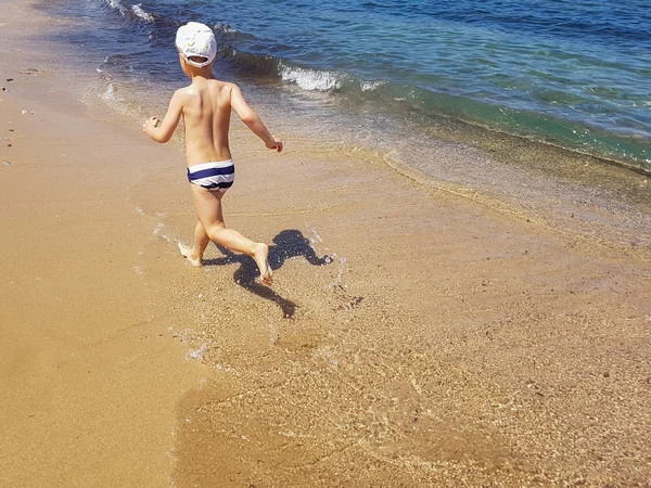 Carino bambino ragazzo giocare con spiaggia giocattoli — Foto Stock