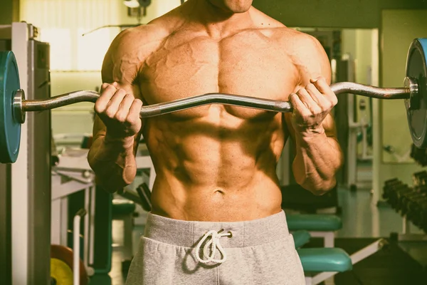 Een man met een oefening van de halter op de biceps — Stockfoto