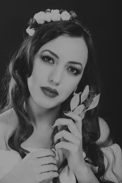 Black and white portrait of a beautiful girl in a wreath — Stock Photo, Image