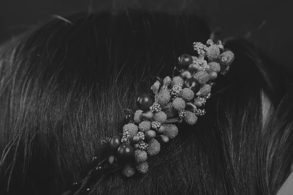 Black and white portrait of a beautiful girl in a wreath — Stock Photo, Image