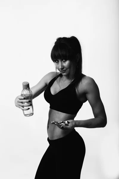 Fitness lány pózol a fekete — Stock Fotó