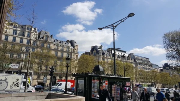 Paris, Fransa - 25 Nisan: Muhteşem sokaklarında Paris Fransa — Stok fotoğraf