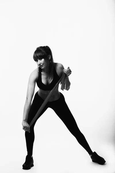 Fitness fille posant sur noir — Photo