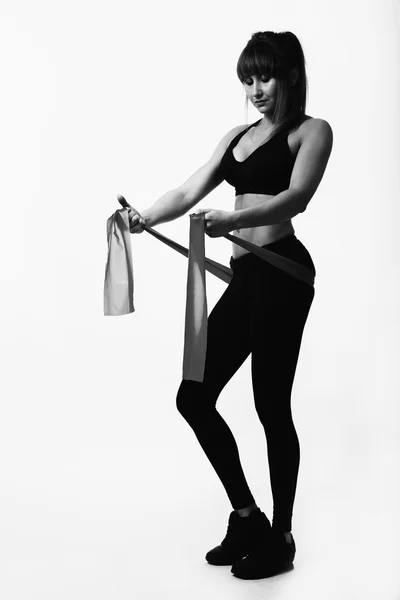 Fitness ragazza in posa su nero — Foto Stock