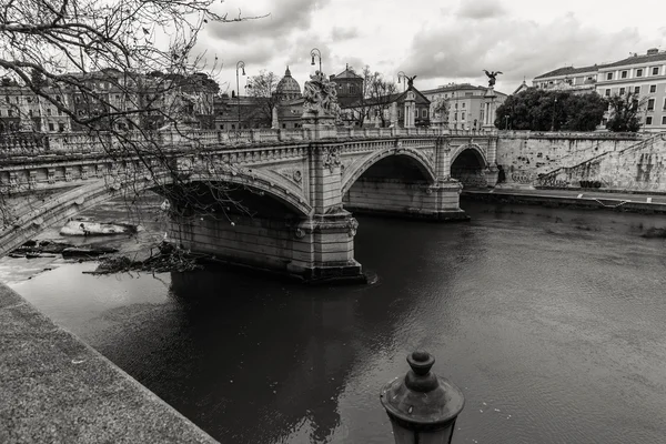 Tiber river in Rome. Black and white photo — Stock Photo, Image