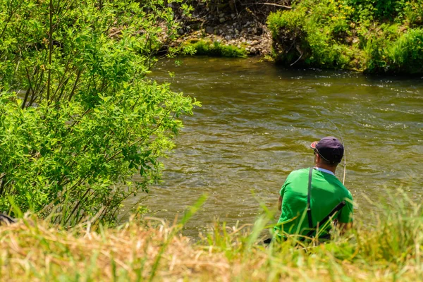 Halász halászat a gyors folyó — Stock Fotó